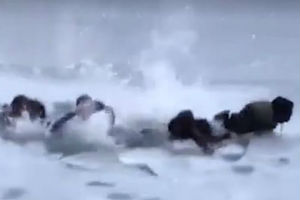 Hteli selfi na zaleđenom jezeru, propali kroz led / VIDEO