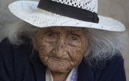 
					Hulija Flores Kolke iz Bolivije možda najstarija žena na svetu, u oktobru puni 118 
					
									