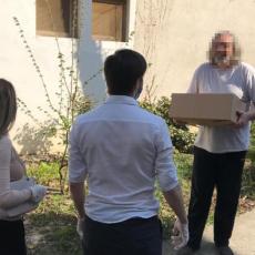 Humanost na delu: Lav Pajkić delio pakete pomoći u Zemunu (FOTO)