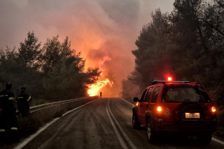 I DALJE BESNI POŽAR NA JUGU GRČKE: Hiljade ljudi evakuisano, vatrena stihija uništila kuće i hektare šume (VIDEO)