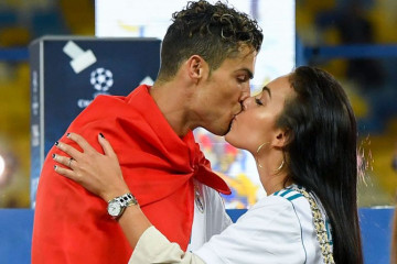 I, LJUBAV i NOVAC, sve mu ide od ruke: Ronaldo u VRELOM zagrljaju devojke (foto)