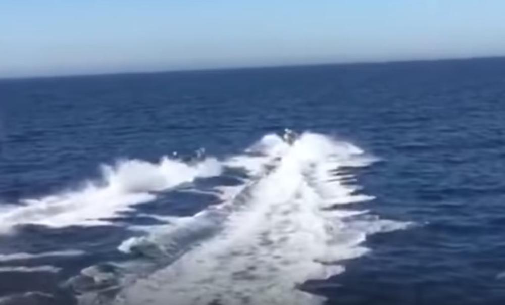 I OVO SE DEŠAVA! DILERI DROGE SPASILI POLICAJCE: U jurnjavi po moru prevrnuo se patrolni čamac, a onda krijumčari uskočili u pomoć! (VIDEO)