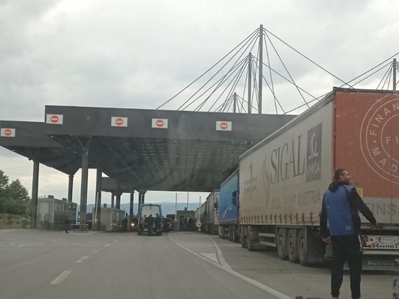 I dalje blokirani prelazi Brnjak i Jarinje, jedini prelaz automobilima ka Kosovu i Metohiji iz pravca Merdara