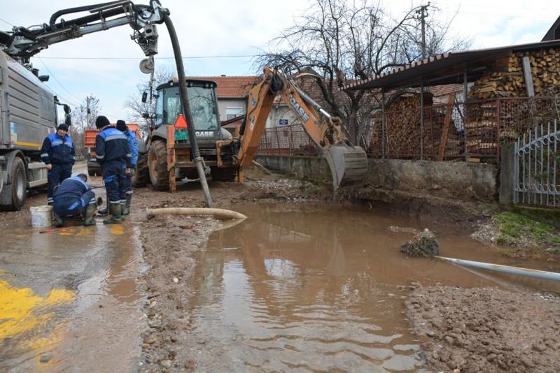I dalje traju radovi u Ulici Marina Držića, obezbeđena cisterna sa pijaćom vodom