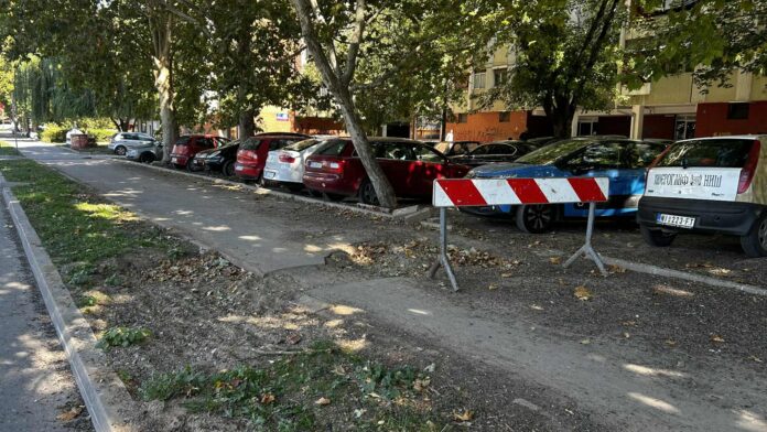 I posle više od mesec dana od pucanja vodovodne cevi, trotoar u Blagoja Parovića i dalje u rupama