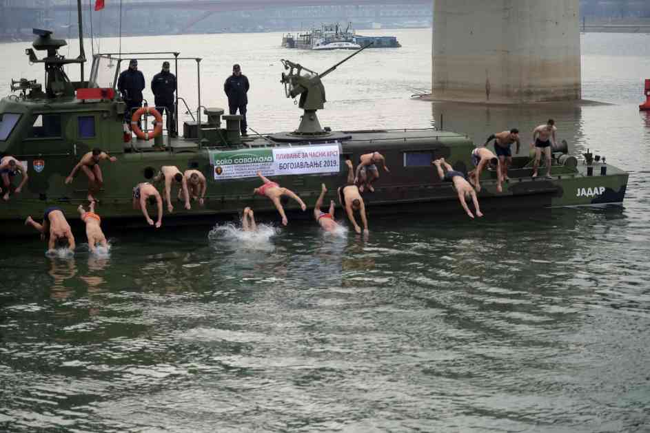 I pripadnici Vojske Srbije plivali za Časni krst