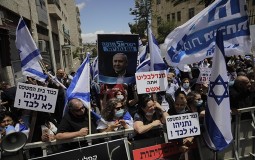 
					I protest i podrška Netanjahuu pred početak suđenja 
					
									