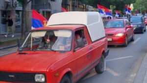 I u Novom Sadu kolone automobila sa istaknutim zastavama Srbije nakon usvajanja Rezolucije u UNKolone automobila sa istaknutim zastavama Srbije nakon usvajanja Rezolucije u UN (VIDEO)