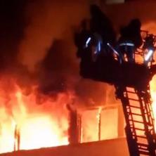 IMA POGINULIH I POVREĐENIH U POŽARU U KRAGUJEVCU: Plamen kuljao kroz prozore i gutao spratove, vatrogasci u žestokoj borbi sa stihijom (FOTO/VIDEO)