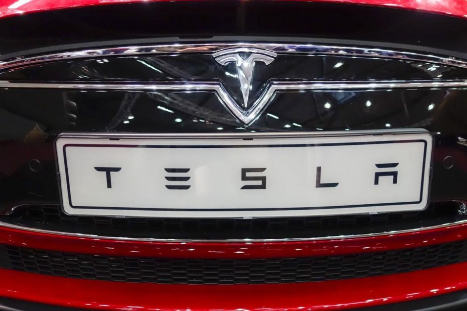 IMAJU PROBLEM: Tesla povlači 15.000 vozila