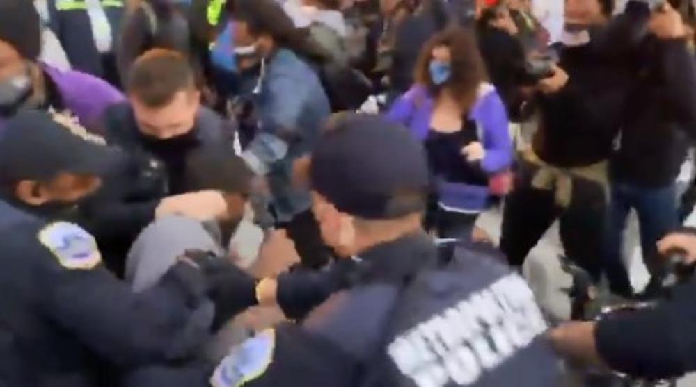INCIDENT NA PROTESTU KOD BELE KUĆE: Uhapšen demonstrant! (VIDEO)