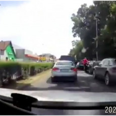 INCIDENT U NOVOM SADU: Vozač Poršea prekršio saobraćajne propise, pa verbalno i fizički napao vozača (VIDEO)
