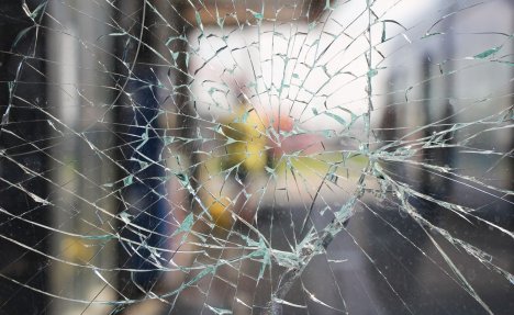 INCIDENT U TUZLI: Navijači Sarajeva polupali autobus sa fudbalerima i stručnim štabom