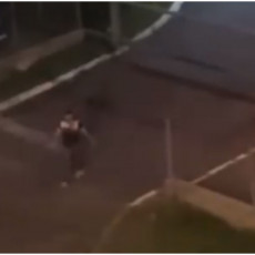 INTERVENTNA UHAPSILA NASILNIKA SA VOŽDOVCA: Devojku na parkingu krvnički udario nogom, ostavio je na asfaltu (VIDEO)