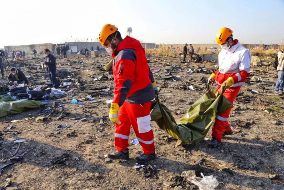 IRAN IDENTIFIKOVAO 100 POGINULIH IZ OBORENOG UKRAJINSKOG AVIONA: Tela 30 žrtava predata porodicama!