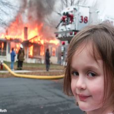 ISTINA JE SKROZ DRUGAČIJA: Svi su verovali da je devojčica sa kultne slike zapalila kuću, a onda se zlobno smeškala