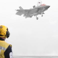 ISTORIJSKO SLETANJE F-35 NA BRITANSKI NOSAČ AVIONA: Pokušali da sakriju incident, ali se ipak pojavio snimak! (VIDEO)