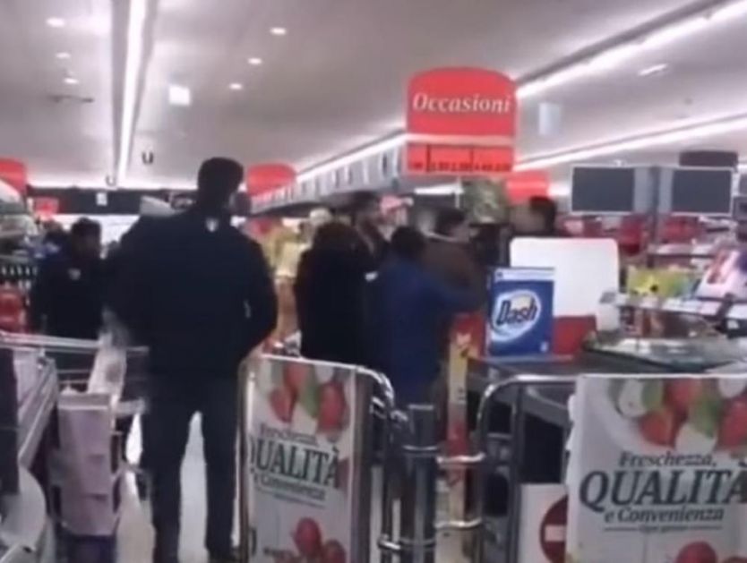 ITALIJANI GUBE ŽIVCE ZBOG KORONAVIRUSA: Dva kupca se potukla u prodavnici, morali da ih razdvajaju (VIDEO)