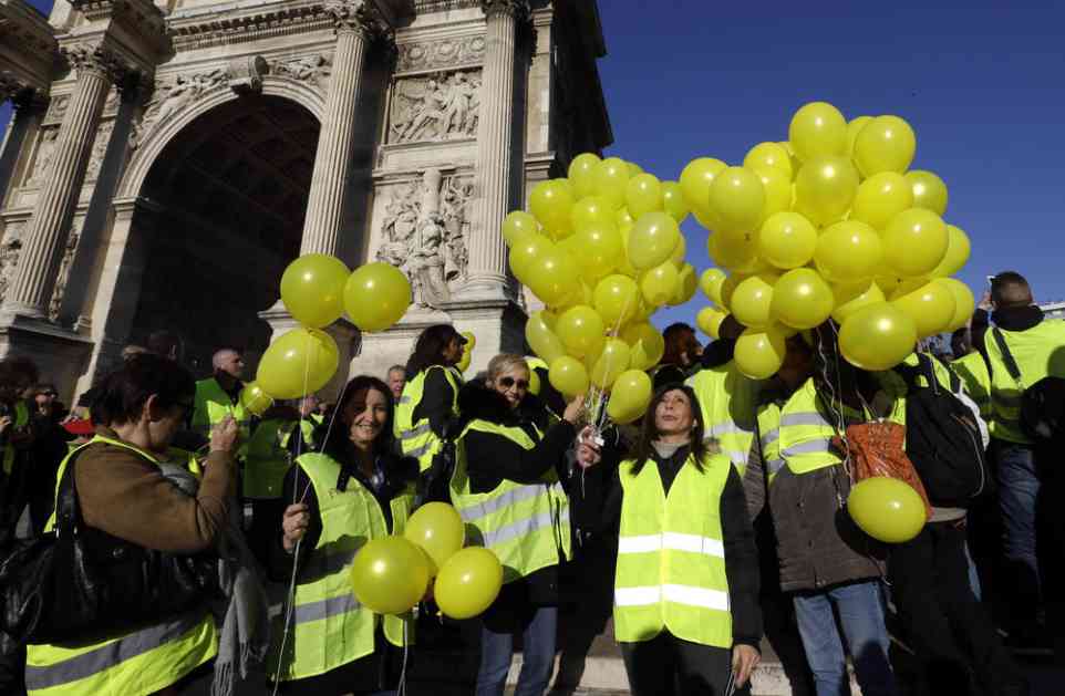 ITALIJANI ZABILI MAKRONU NOŽ U LEĐA! Zvaničnici javno podržali Žute prsluke: Ne posustajte!