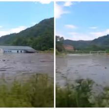 IZ VODE VIRI SAMO KROV: Potresna scena iz potopljenog sela kod Majdanpeka - oluja napravila haos (VIDEO)