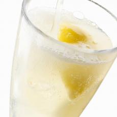 IZBEGNITE OMEKŠIVAČ: Koristite limunov sok kao prirodno sredstvo za izbeljivanje posteljine