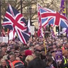 IZDALI STE BREGZIT! London ustao protiv političara! Zapaljena zastava EU! (VIDEO)