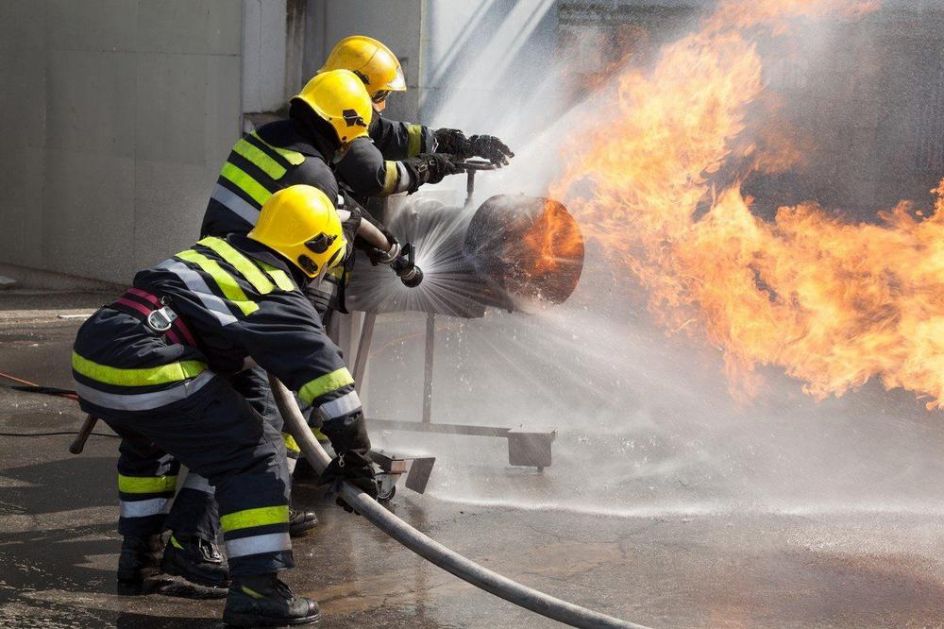 IZGORELA TRAVNIČKA ĆEVABDŽINICA: Vatrogasci se satima borili sa vatrenom stihijom!