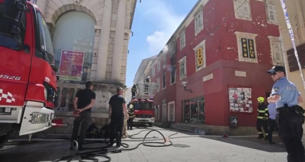 IZGORELA ZGRADA IZ 14. VEKA U ZADRU: Vatra zahvatila više stanova, vatrogasci se borili sa stihijom 4 sata