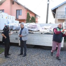 IZGRADNJA KUĆE ZA PORODICU MAKARUN PRIVODI SE KRAJU: Izbeglicama dodeljen građevinski materijal (FOTO)