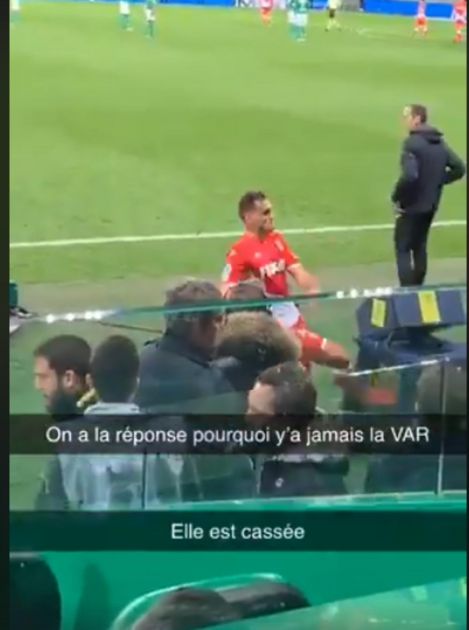 IZGUBIO ŽIVCE: Igrač Monaka bes iskalio na VAR monitoru! Hit scena (VIDEO)