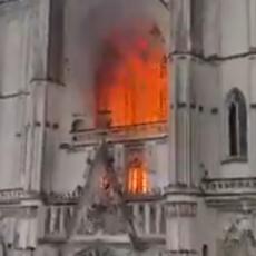 IZGUBLJENA ISTORIJA? Plamen progutao neprocenjive RELIKVIJE u jednoj od najvećih francuskih katedrala (VIDEO)