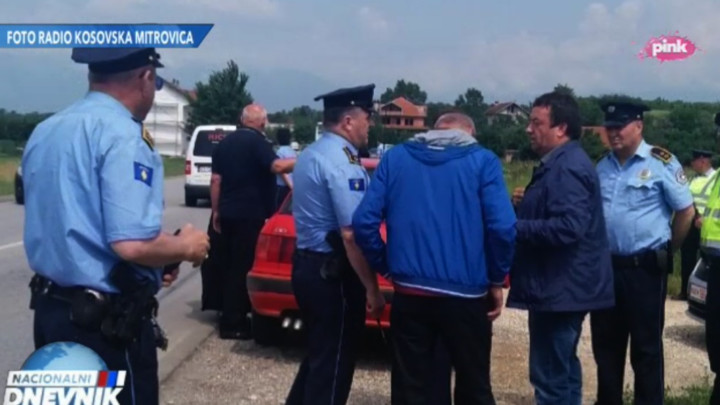 IŽIVLJAVANjE NA KOSOVU: Policija zabranila raseljenim Srbima da uđu u crkveno dvorište
