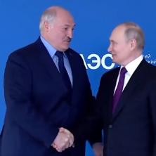 IZNENADA SE RUKOVALI: Lukašenko otkrio šta mu je Putin saopštio usred sednice Evroazijskog ekonomskog foruma (VIDEO)