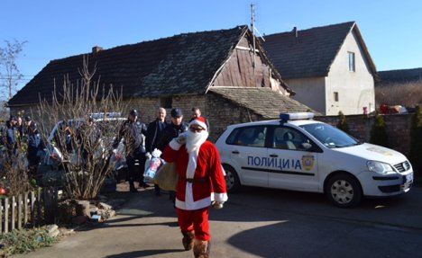 IZNENAĐENJE ZA ROMSKU DECU: Policija iz Vrbasa organizovala posetu Deda Mraza mališanima iz romskom 