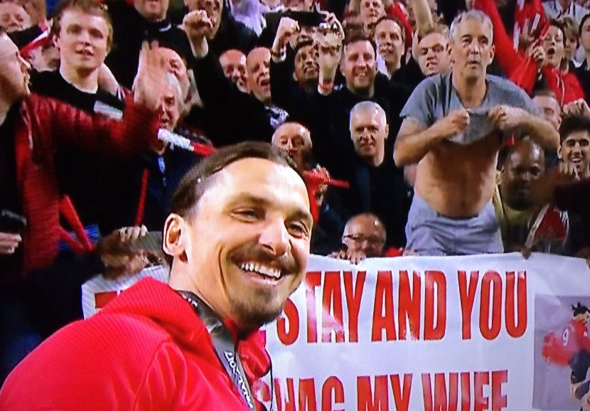 Ibrahimović nije mogao da veruje kakav mu je transparent napisao navijač Junajteda: Ostani i možeš da mi je**š ženu! (FOTO) (VIDEO)