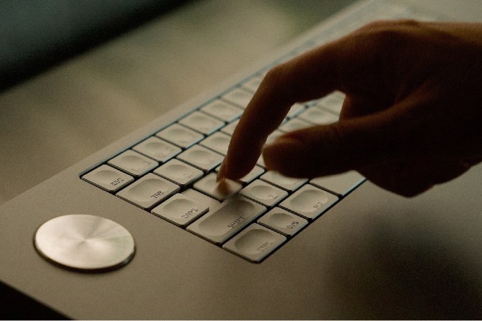 Icebreaker svodi tastaturu na njene osnovne elemente