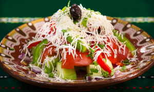Idealna letnja salata: Paradajz, krastavac i pečenica sa ukusnim prelivom (RECEPT)