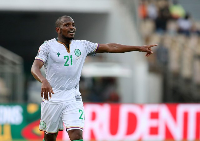 Igrač brani za Komore protiv Kameruna