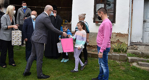 Ilegalni ministar Rakić posetio porodicu koju su Šiptari napali u Gojbulji