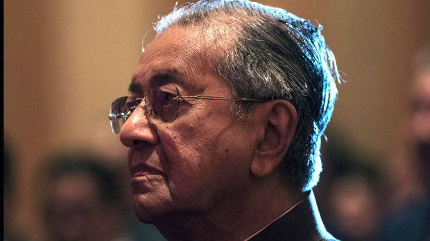Ima 94 godine, neverovatne političke ambicije i upravo je srušio vladu u Maleziji