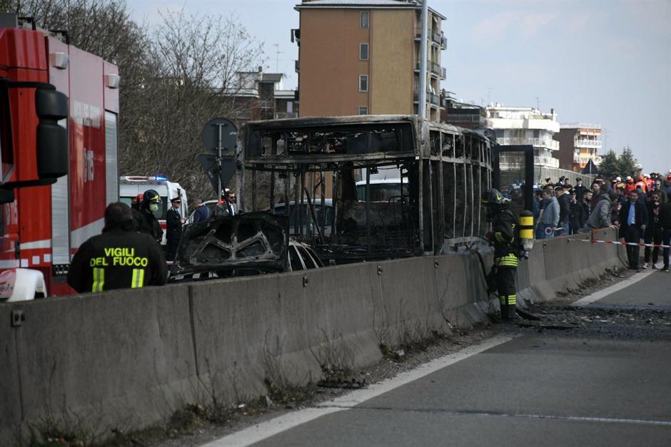 Incident: Vozač koji je prevozio decu zapalio autobus