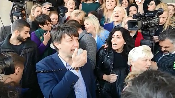 Žene sprečile upad u Skupštinu grada Beograda (VIDEO)