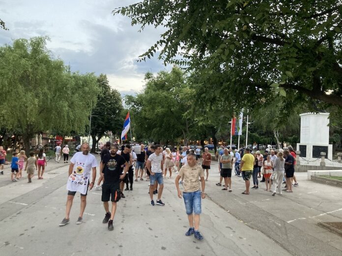 Incident ispred prostorija SNS u Prokuplju, pokazan srednji prst okupljenima