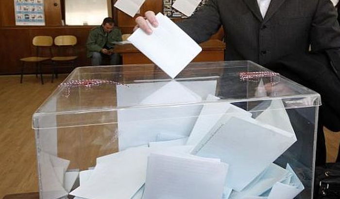 Incident na biračkom mestu u Pećincima, DS tvrdi da se glasa javno