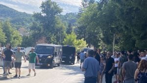 Incident na ponovljenim izborima u Kosjeriću (VIDEO)