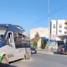 Incident u Kraljevu: Otpao točak sa minibusa (FOTO)