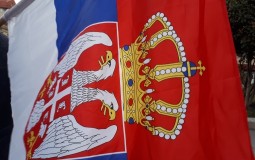 
					Incident u Podgorici kada je policija pokušala da prekreči zid obojen u boje srpske zastave 
					
									
