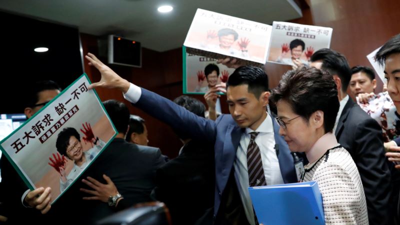 Incident u parlamentu Hong Konga, poslanici opozicije vikali na Lam