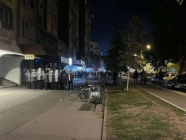 Incidenti u Novom Sadu, studenti i građani ispred prostorija SNS gađani vatrometom, zabeleženo više tuča