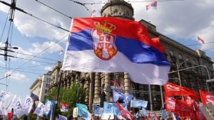 Index.hr o protestu u Beogradu: Dve Srbije – okupljeni u „Ćacilendu“ jeli meso sa roštilja i slušali narodnjake